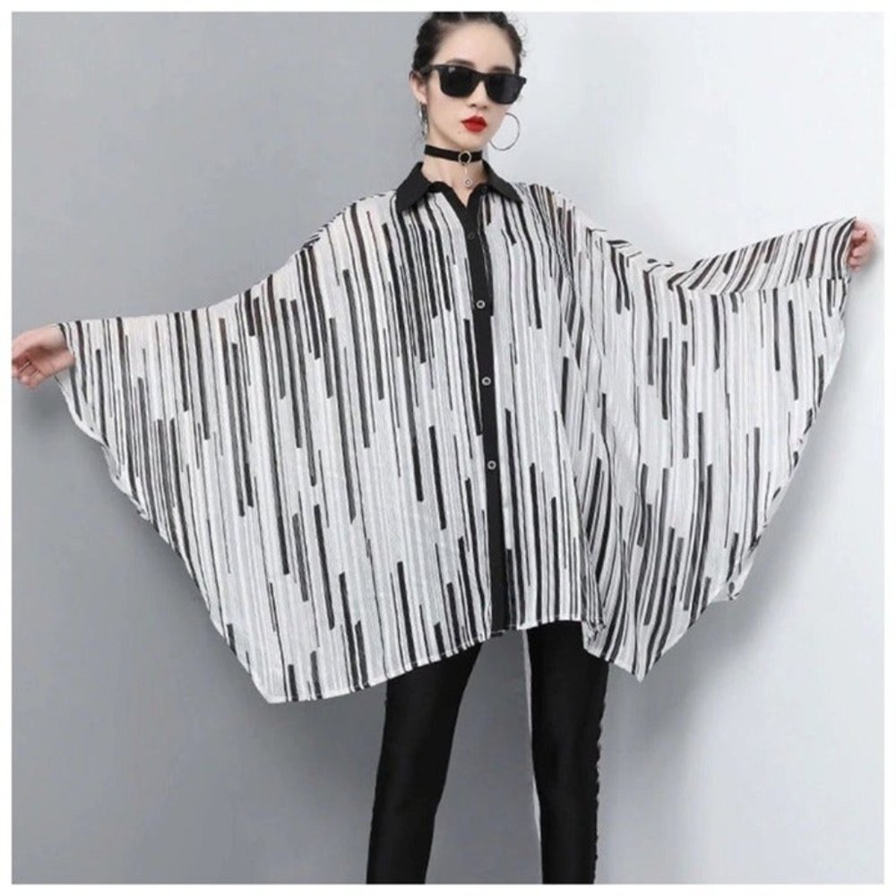 Black & White Metallic Flowing Cape Top One Size